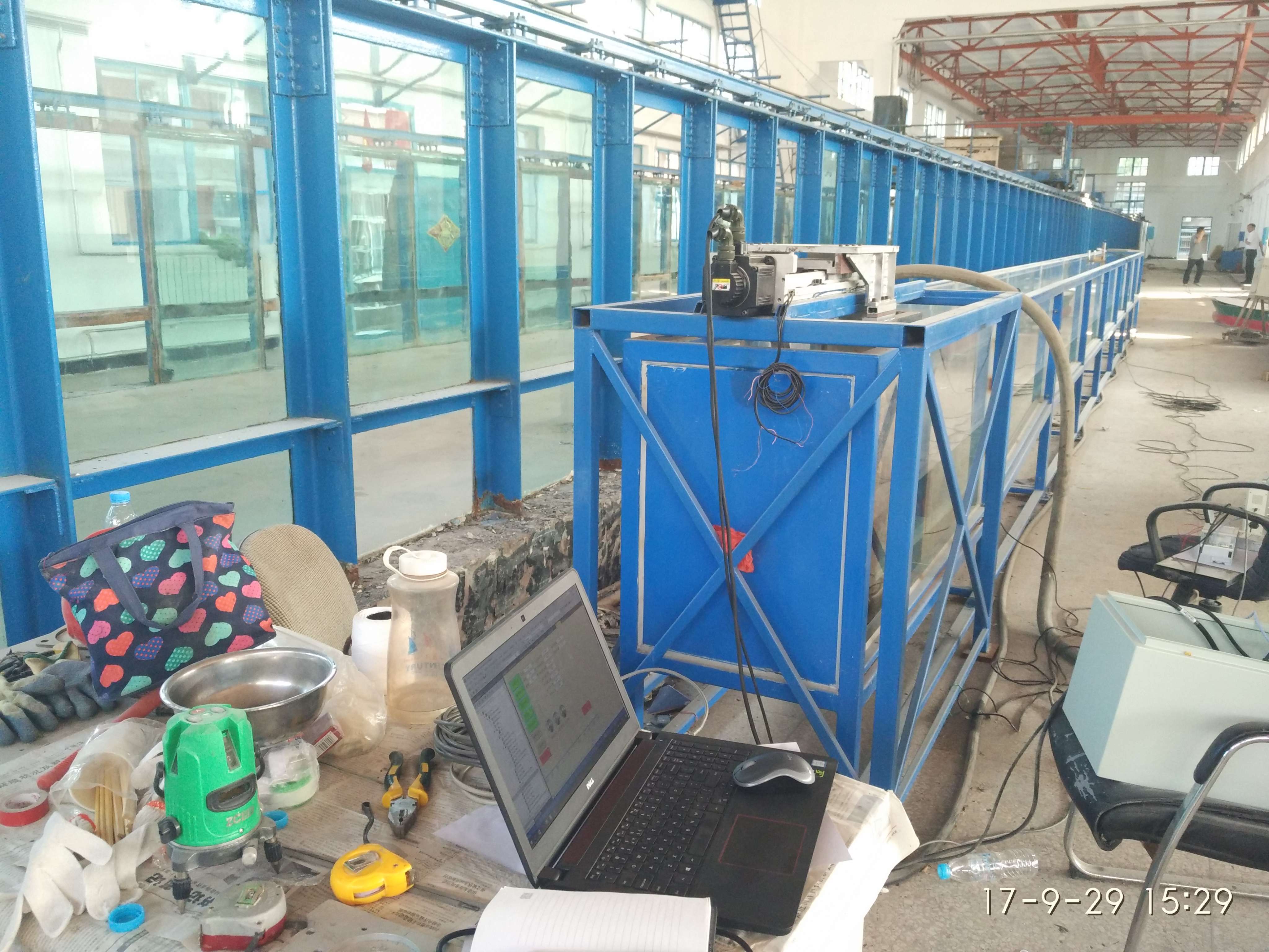 造波机 造波机主要由造波系统、造流系统和数据采集系统三部分组成: 可完成波浪及水流的模拟及控制,能完成实验所需的规则波,非线性波(孤立波,椭圆